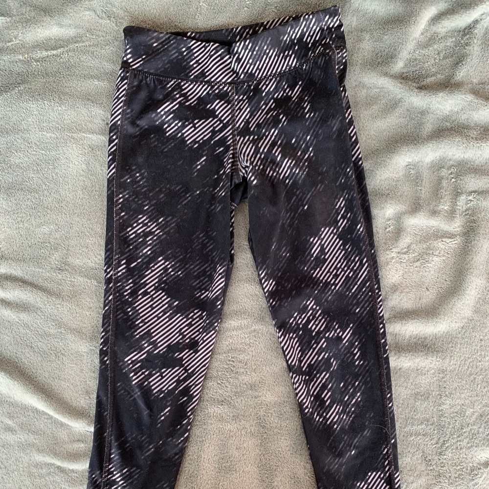 Calve-cut detailed leggings